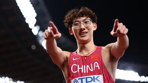 围棋新秀竞技舞台，循环赛制助青年棋坛雏鹰展翅。